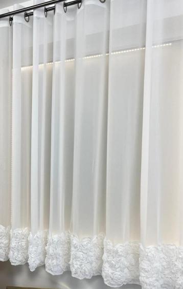 Prachtige vitrage - gordijnen met ringen en 3D rozen  beschikbaar voor biedingen