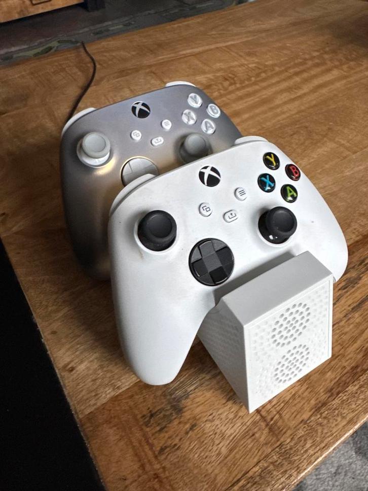 2 Xbox Controllers + Oplaadstation - Niet Los!, Spelcomputers en Games, Spelcomputers | Xbox | Accessoires, Gebruikt, Xbox One
