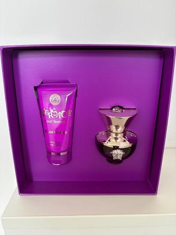 Versace Dylan Purple parfum cadeauset beschikbaar voor biedingen