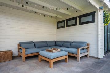 Teakhouten loungeset met grijze kussen en tafeltje beschikbaar voor biedingen