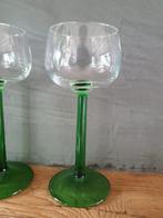 3 mooie wijnglazen op hoge groene poot, Verzamelen, Glas en Borrelglaasjes, Ophalen of Verzenden, Zo goed als nieuw, Overige typen