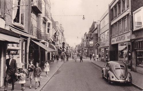Den Helder - Spoorstraat 1961 met VW Kever !!, Verzamelen, Ansichtkaarten | Nederland, Gelopen, Noord-Holland, 1960 tot 1980, Verzenden