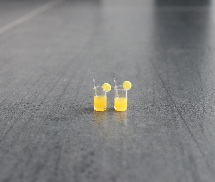 Glaasjes sinaasappelsap glas sap miniatuur nieuw 1:12 - 2st, Verzamelen, Poppenhuizen en Toebehoren, Nieuw, Decoratie, Ophalen of Verzenden