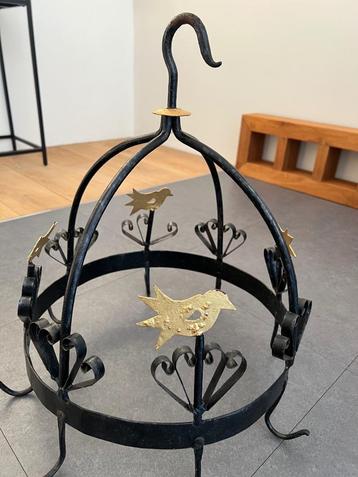 Decoratieve wildkroon met ophanghaak beschikbaar voor biedingen