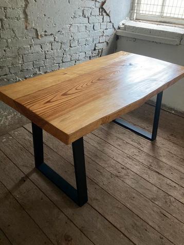 Handgemaakte massieve eettafel beschikbaar voor biedingen