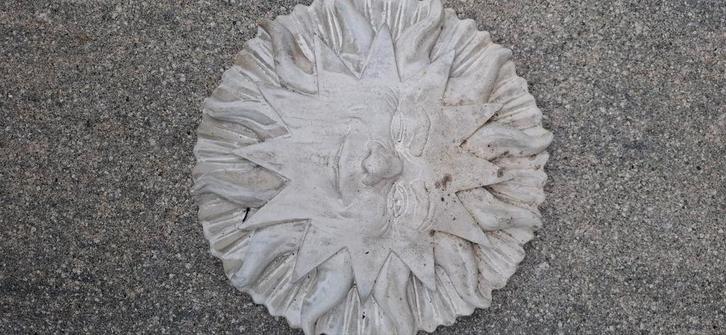 Betonnen Zon Gezicht Tuinornament, Tuin en Terras, Tuinbeelden, Gebruikt, Abstract beeld, Beton, Ophalen of Verzenden