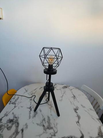 Draadlamp Industriële tafellamp beschikbaar voor biedingen