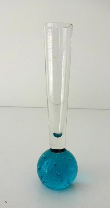 Glazen vaas spijkermotief helder turquoise lange hals 3665-g beschikbaar voor biedingen