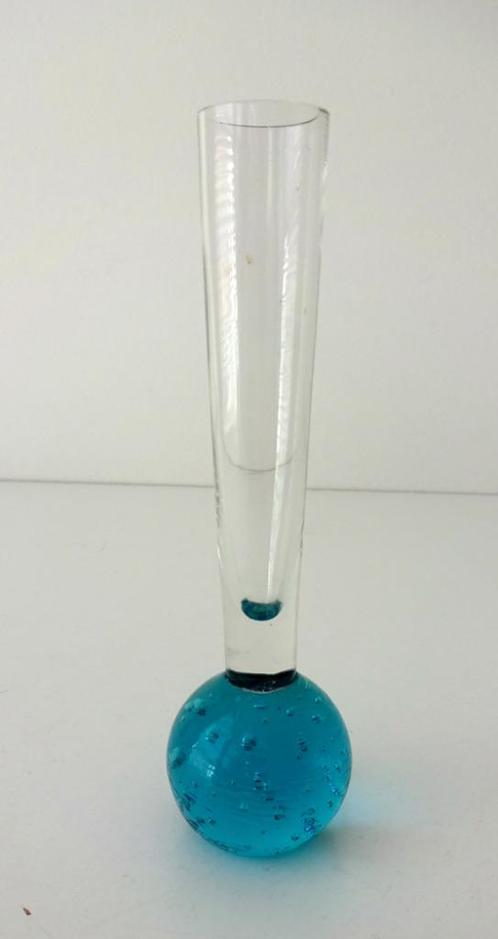 Glazen vaas spijkermotief helder turquoise lange hals 3665-g, Antiek en Kunst, Kunst | Designobjecten, Ophalen of Verzenden