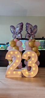 Te huur! 2 ballonnenpilaren en lichtcijfers 23 of 32, Ophalen, Zo goed als nieuw, Geboorte of Huwelijk