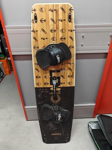Mooie kitesurfset (9m cabrinha switchblade, Lieuwe board) beschikbaar voor biedingen