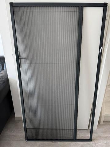 Plisse raamhor beschikbaar voor biedingen