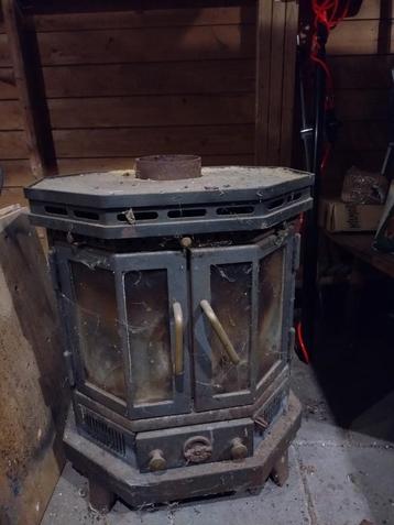 Mooie hout kachel beschikbaar voor biedingen