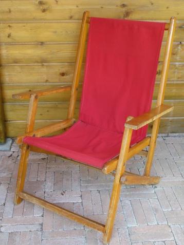 Vintage beukenhouten inklapbare tuinstoel met rode bekleding beschikbaar voor biedingen