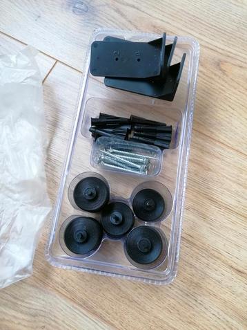 15 cando plintclips (normaal 25 in 1 verpakking)  beschikbaar voor biedingen