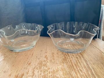 2 glazen schalen doorsnede 26 cm beschikbaar voor biedingen