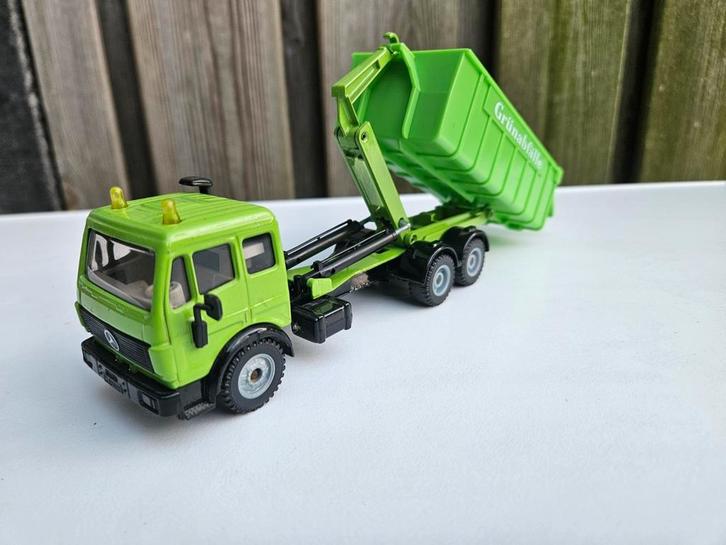 Siku Mercedes Haakarmsysteem container Groenafval, Hobby en Vrije tijd, Modelauto's | 1:50, Zo goed als nieuw, Bus of Vrachtwagen