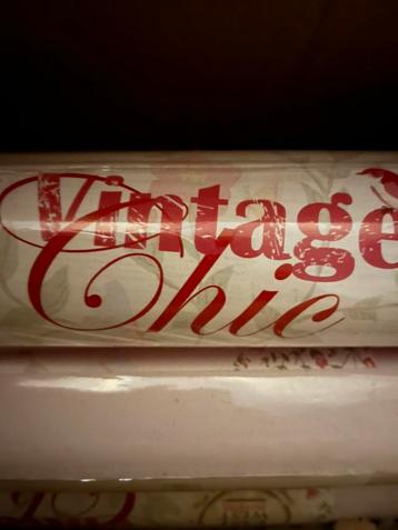 Mooi roze behang met leuk bloemmotief beschikbaar voor biedingen