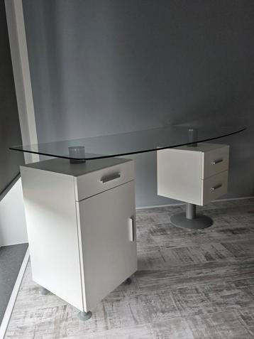 Een praktisch bureau voor in de woonkamer of op kantoor beschikbaar voor biedingen