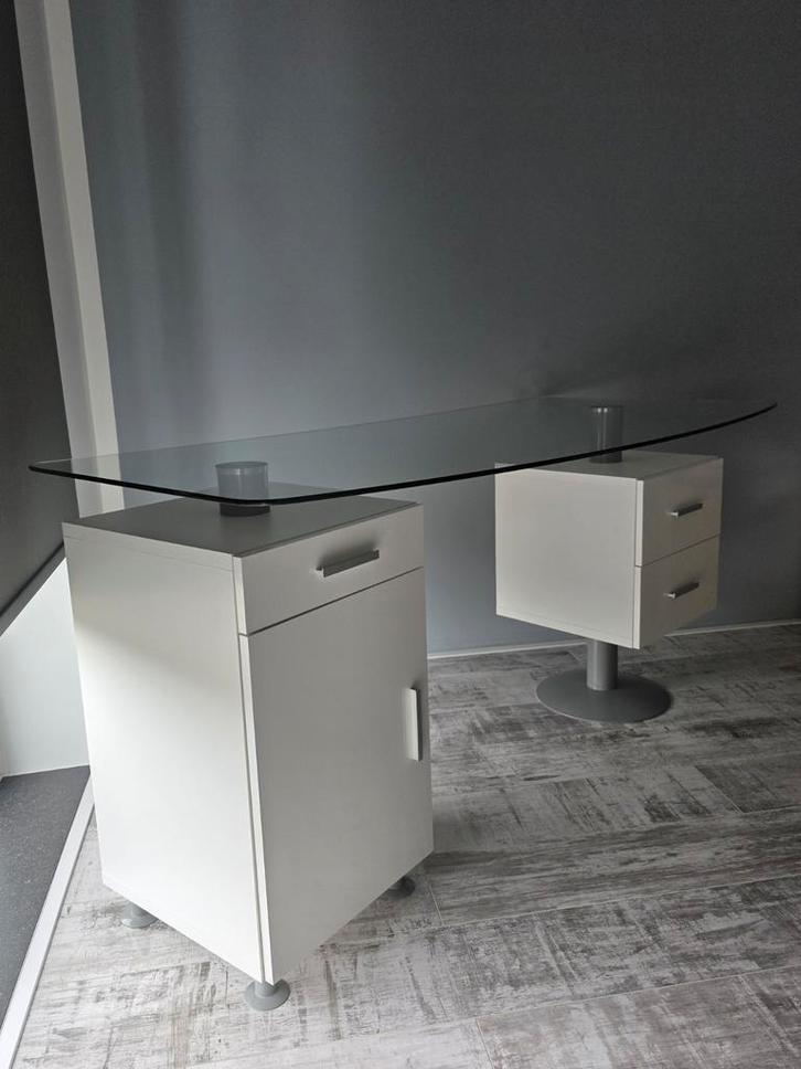 Een praktisch bureau voor in de woonkamer of op kantoor, Huis en Inrichting, Bureaus, Zo goed als nieuw, Stabureau, Ophalen