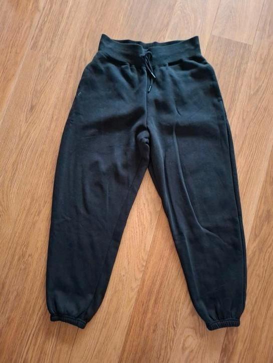 New Yorker zwarte joggingbroek maat M, Kinderen en Baby's, Kinderkleding | Maat 164, Zo goed als nieuw, Meisje, Broek, Ophalen of Verzenden