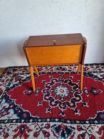 Vintage naaikastje  beschikbaar voor biedingen