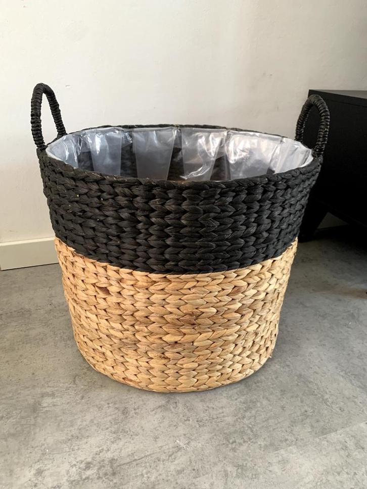 Rieten mand met zwarte rand, Huis en Inrichting, Woonaccessoires | Schalen en Manden, Zo goed als nieuw, Mand, Rond, Riet, Ophalen