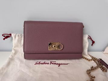 Salvatore Ferragamo clutch / wallet on chain beschikbaar voor biedingen