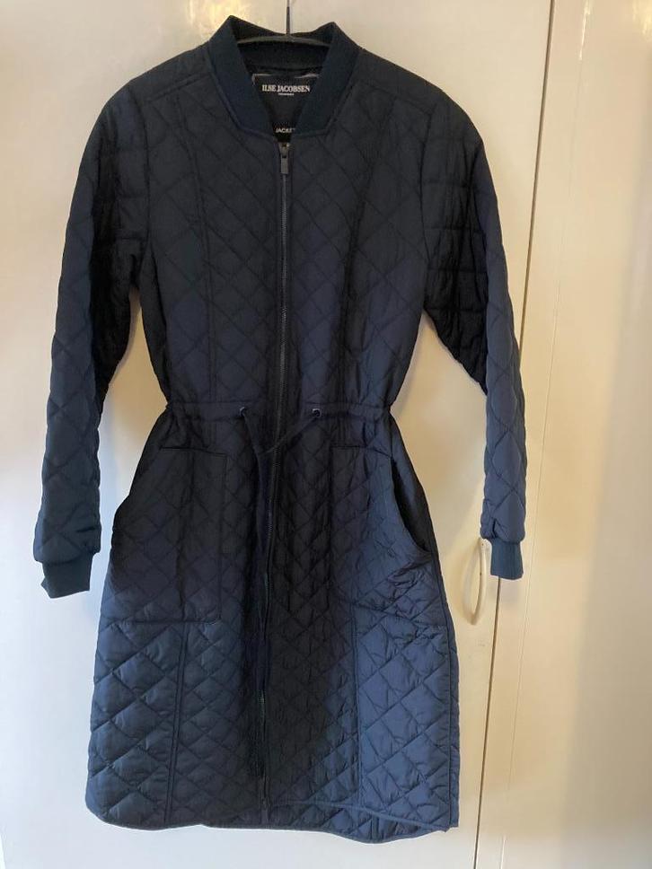 NIEUW Gewatteerde lange tussenjas van Ilse Jacobsen, mt 38, Kleding | Dames, Jassen | Winter, Nieuw, Maat 38/40 (M), Zwart, Ophalen of Verzenden