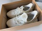 NIEUW in doos ADIDAS UNISEX BEIGE MAAT 38.5, Ophalen of Verzenden, Zo goed als nieuw, Beige, Sneakers of Gympen
