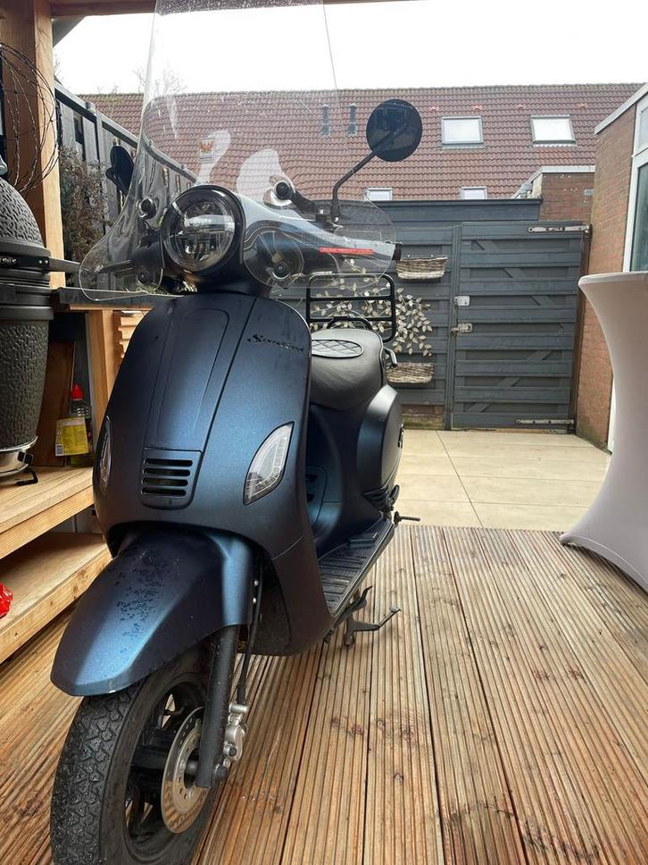 2021 Santini Capri Matblauw lage KM, Fietsen en Brommers, Snorfietsen en Snorscooters, Zo goed als nieuw, Overige merken, Benzine