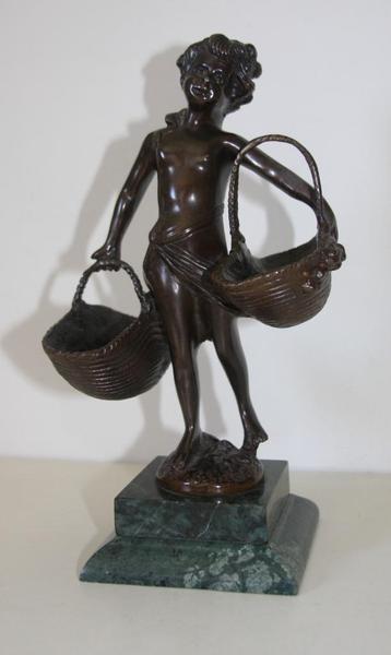 Suzanne Bizard bronzen beeld op marmeren voet  beschikbaar voor biedingen