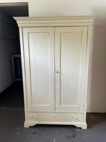 Vintage kast met lade beschikbaar voor biedingen