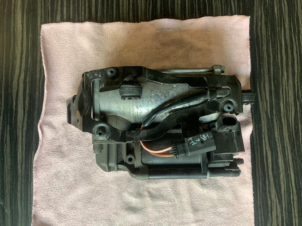 Gebruikte Compressor Mercedes E-200d A2133200104, 100 liter of meer, Ophalen of Verzenden, Gebruikt, Minder dan 200 liter/min