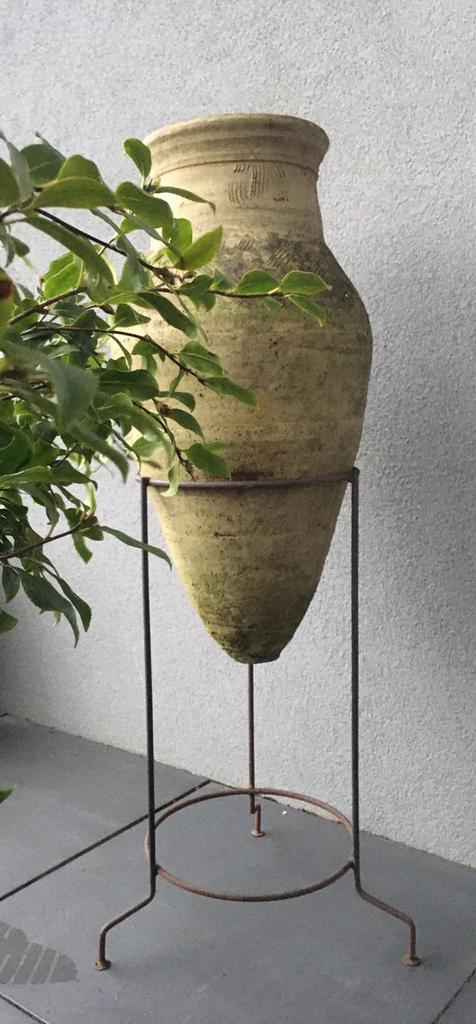 Unieke grote antieke vaas 70cm + ijzeren standaard, Tuin en Terras, Tuinvazen, Gebruikt, Ophalen of Verzenden