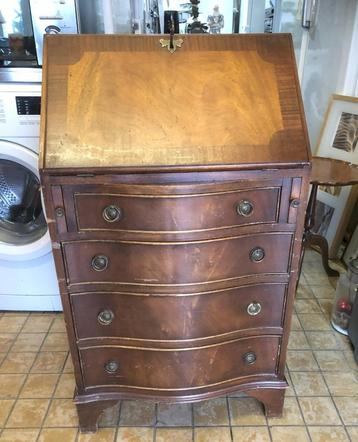 Secretaire  beschikbaar voor biedingen