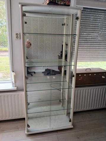 Mooie vitrinekast met glazen planken beschikbaar voor biedingen
