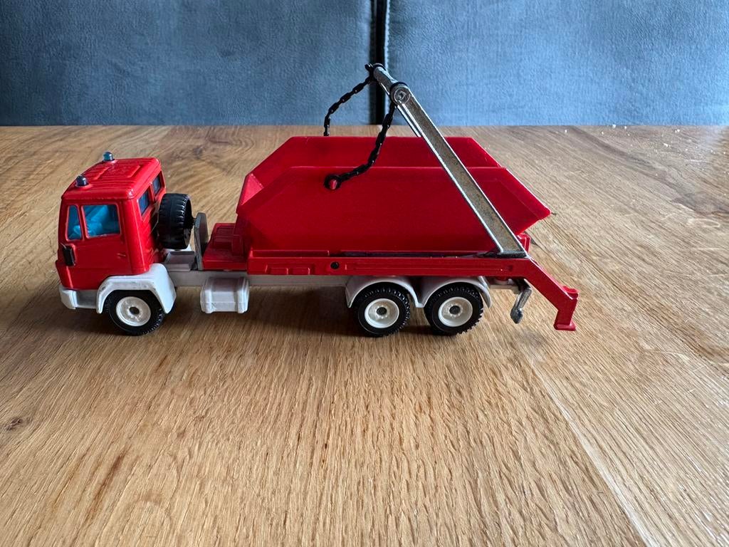 Siku 1/55 Mercedes-Benz afzetcontainerwagen model 2826, Hobby en Vrije tijd, Modelauto's | 1:50, Zo goed als nieuw, Bus of Vrachtwagen