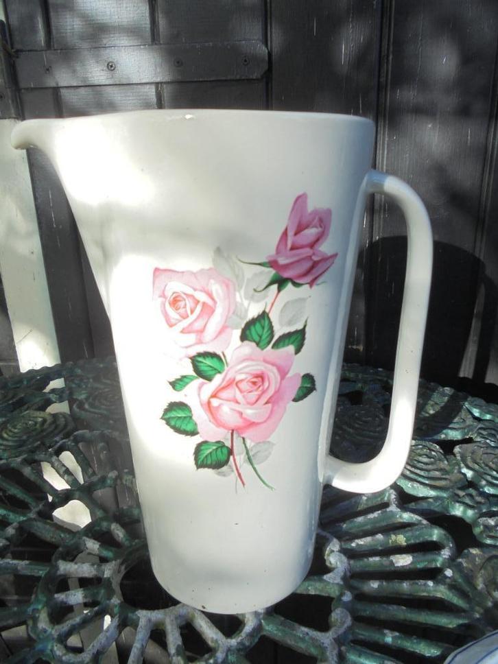 Hoge Melk of Waterkan met licht roze rozen, Antiek en Kunst, Antiek | Servies los, Ophalen of Verzenden
