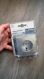 Nieuwe Gamma Wandcontactdoos Everest Randaarde, Doe-het-zelf en Verbouw, Elektra en Kabels, Ophalen of Verzenden, Nieuw, Stopcontact