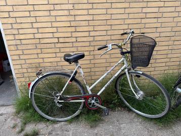 Sturdy City Bike with Basket – Ideal for Daily Use beschikbaar voor biedingen