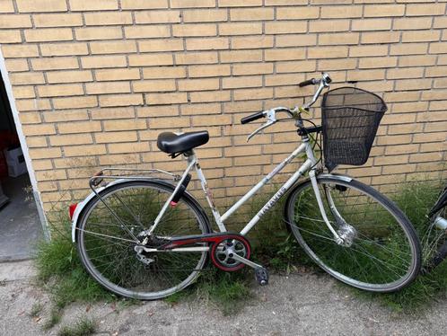 Sturdy City Bike with Basket – Ideal for Daily Use, Fietsen en Brommers, Fietsen | Dames | Damesfietsen, Gebruikt, Batavus, Ophalen of Verzenden