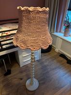Vintage vloerlamp met gehaakte kap. leuk voor een meisje!!, Huis en Inrichting, Ophalen, Gebruikt, Wit, 50 cm of meer