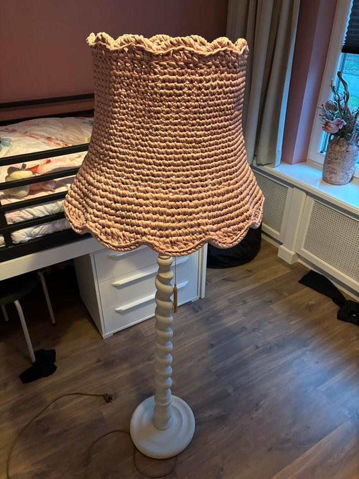 Vintage vloerlamp met gehaakte kap. leuk voor een meisje!!, Huis en Inrichting, Lampen | Lampenkappen, Gebruikt, 50 cm of meer