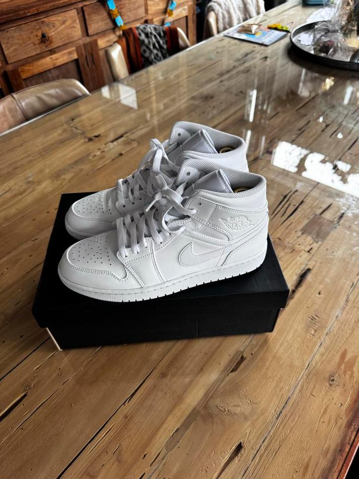 Nike air Jordan 1 Mid Triple White - Maat 43 Nieuw, Kleding | Heren, Schoenen, Nieuw, Sneakers of Gympen, Wit, Ophalen of Verzenden