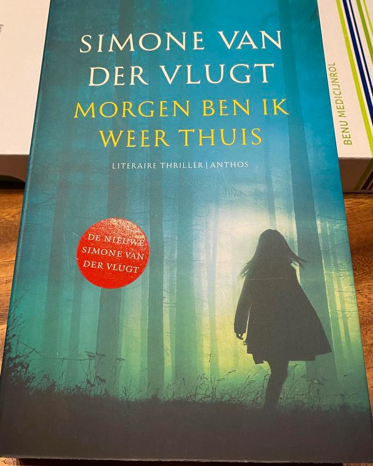 Simone van der Vlugt - Morgen ben ik weer thuis, Boeken, Thrillers, Zo goed als nieuw, Ophalen of Verzenden
