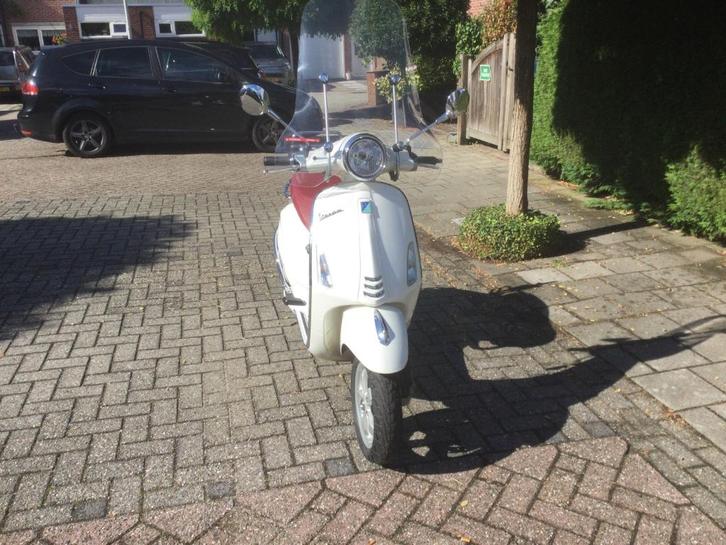 Vespa primavera, Fietsen en Brommers, Scooters | Vespa, Zo goed als nieuw, Overige modellen, Benzine, Ophalen