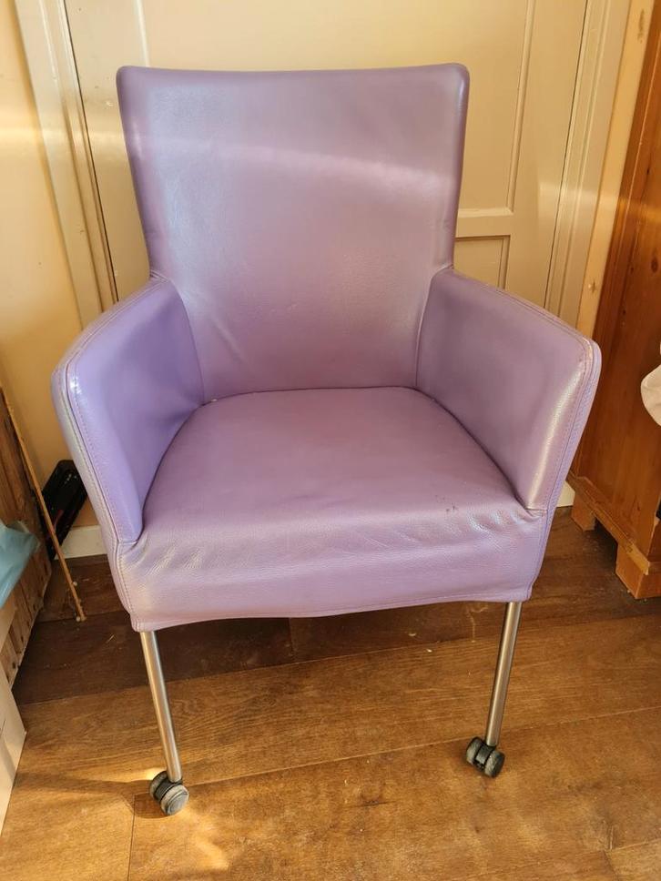 Leren paarse eetstoelen op wieltjes, 6 stuks aanwezig, Huis en Inrichting, Stoelen, Gebruikt, Vijf, Zes of meer stoelen, Leer