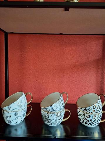 6 Thee Koppen Wit/Goudkleurig beschikbaar voor biedingen