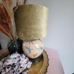 Vintage tafel lamp met handbeschilderde vlinders, Huis en Inrichting, Lampen | Tafellampen, Ophalen, Gebruikt, 50 tot 75 cm, Overige materialen